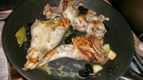 Coniglio al sughetto delicato con olive nere tostate