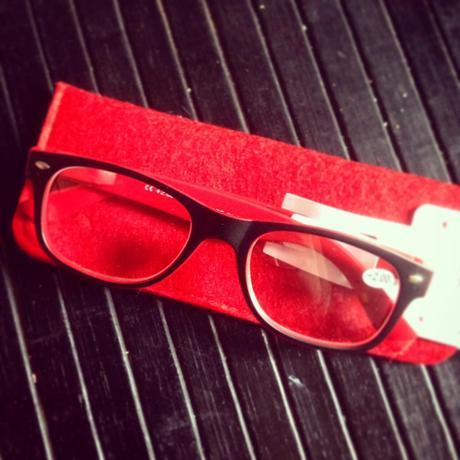 Cosa regalare a un uomo a Natale finti Rayban da lettura, unisex, trovati in un negozio di oggettistica vicino casa a 7€ - li ho presi per la mamma, ma vanno bene anche da uomo, no?