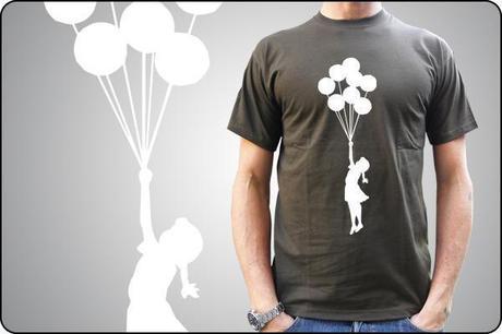 Cosa regalare a un uomo a Natale banksy-ballon-girl-2-tshirt-uomo-34276-800