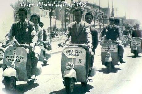 In via Dante con Vespa e Lambretta