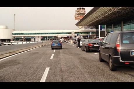 Video. Tutti posti liberi e tutte le auto in sosta selvaggia di fronte ai vigili. Delirio a Fiumicino. Non funzionano le misure anti-cafoni