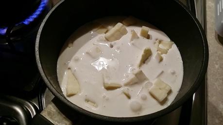 Fonduta d'asiago con pancetta affumicata, ideale per i gnocchi.