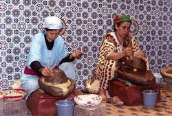 Donne intente all'estrazione dell'olio d'Argan