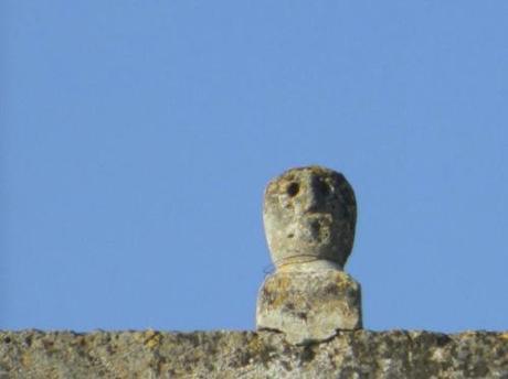 Piante spontanee ad uso magico, rituale, medicinale e inebriante in provincia di Taranto e nel Salento (3/8) Fig. 3: antico manufatto apotropaico posizionato sul tetto della Masseria “Petrose”, Sava (TA)