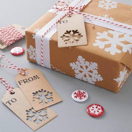 Idee per Natale: Christmas Gifts, tags & wraps recycled-snowflakes-christmas-gift-wrap-set