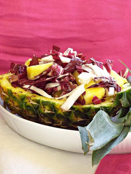 Insalata di radicchio rosso, ananas e chips di prosciutto