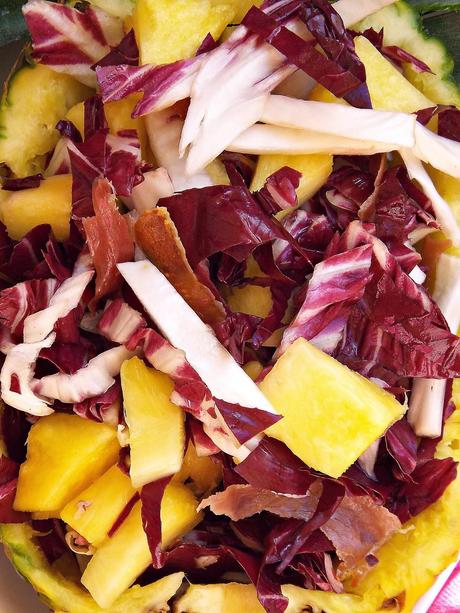 Insalata di radicchio rosso, ananas e chips di prosciutto