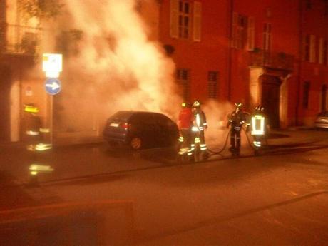 incendio_notte_auto_vigili_del_fuoco