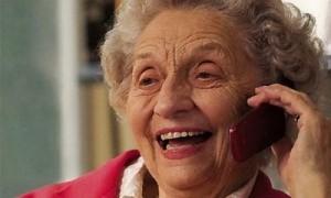 Gli anziani e i telefoni: una storia d'amore che nasce.