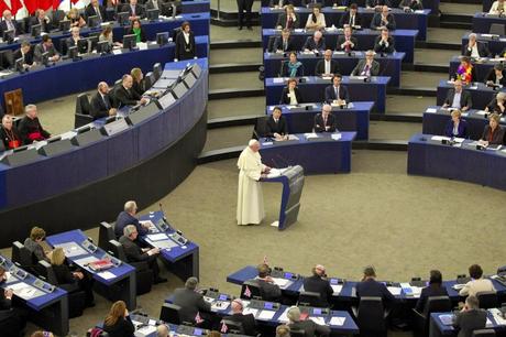 PAPA FRANCESCO APPLAUDITO DAL PARLAMENTO EUROPEO