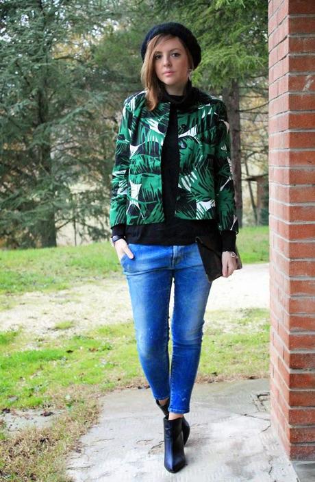 Outfit: giacca con stampa tropicale