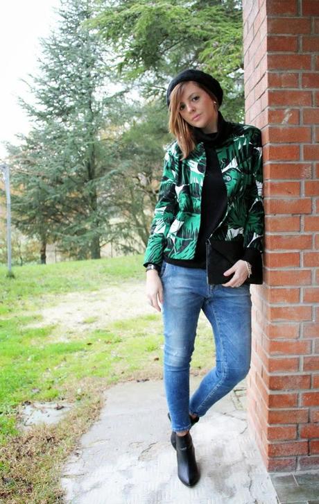 Outfit: giacca con stampa tropicale