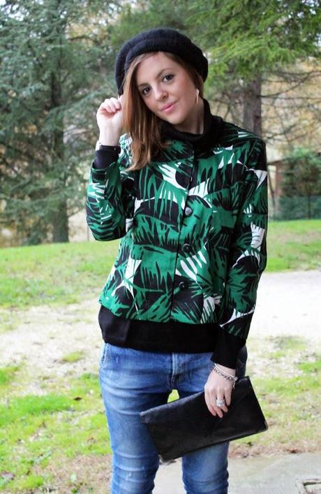Outfit: giacca con stampa tropicale