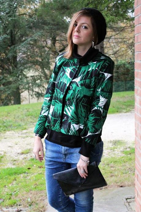 Outfit: giacca con stampa tropicale