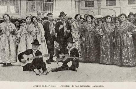 FOTO D'EPOCA: Gruppi folkloristici garganici alla prima Fiera del Levante (1931)