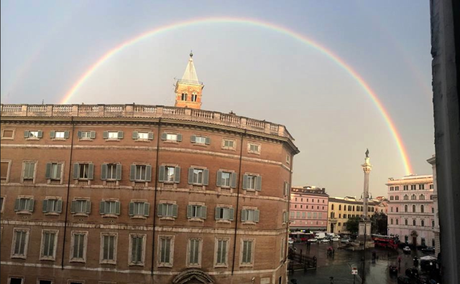 Ieri su tante bacheche di Facebook sono comparse foto dell’arcobaleno, spuntato in tante parti diverse della città. La maggior parte dei commenti meravigliati hanno collegato il fenomeno a quanto sta accadendo nella Capitale, leggendolo come un segnale di speranza. Anche questo è un segnale di speranza.