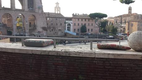 Foto semplicemente incredibili. Speriamo fotomontaggi. Un autentico campo abusivo dentro ai Fori Imperiali a 10 metri dall'information point turistico