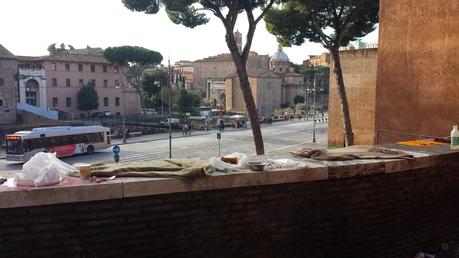 Foto semplicemente incredibili. Speriamo fotomontaggi. Un autentico campo abusivo dentro ai Fori Imperiali a 10 metri dall'information point turistico