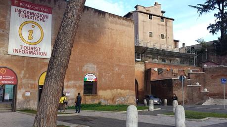 Foto semplicemente incredibili. Speriamo fotomontaggi. Un autentico campo abusivo dentro ai Fori Imperiali a 10 metri dall'information point turistico