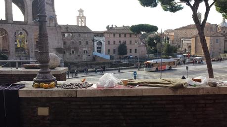 Foto semplicemente incredibili. Speriamo fotomontaggi. Un autentico campo abusivo dentro ai Fori Imperiali a 10 metri dall'information point turistico