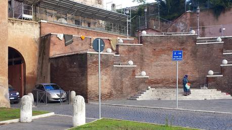 Foto semplicemente incredibili. Speriamo fotomontaggi. Un autentico campo abusivo dentro ai Fori Imperiali a 10 metri dall'information point turistico