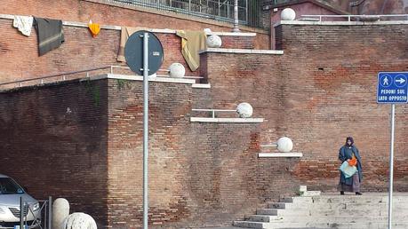 Foto semplicemente incredibili. Speriamo fotomontaggi. Un autentico campo abusivo dentro ai Fori Imperiali a 10 metri dall'information point turistico