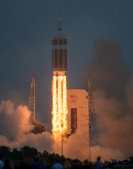 Lo United Launch Alliance Delta IV Heavy, cui è agganciata la capsula Orion, decolla sulla rampa di lancio a Cape Canaveral.