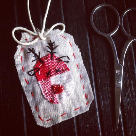 diy-gift-tags-fabric-reindeer