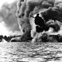 Immagine: http://it.wikipedia.org/wiki/File:USS_Arizona_burning-Pearl_Harbor.jpg