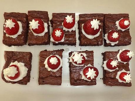 Cappellini di Babbo Natale brownies (Santa Claus' Christmas hat brownies)