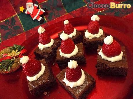 Cappellini di Babbo Natale brownies (Santa Claus' Christmas hat brownies)