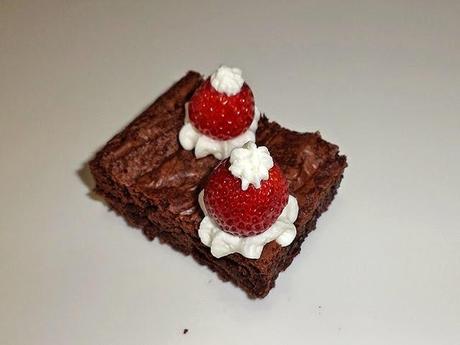 Cappellini di Babbo Natale brownies (Santa Claus' Christmas hat brownies)