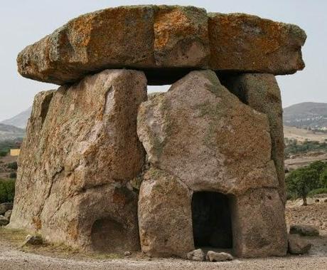 Archeologia. Età del rame: domus de janas, dolmen e menhir.