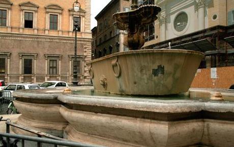 fontana piazza farnese 4