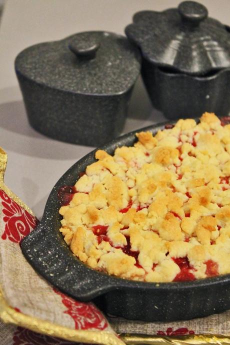 Crumble di fragole, crema e vaniglia.