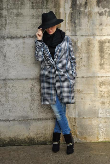 outfit cappotto oversize cappello borsalino nero scalda collo di lana abbinamenti cappotto oversize come abbinare il cappotto oversize abbinamenti cappotto oversize how to wear oversize coat how to wear black hat cappello nero outifit cappello abbinamenti cappello stivali buffalo bracciale cuore amore luca barra acconciatura treccia laterale fotocamera kodak vintage jeans sebito fashion blogger italiane fashion blog italiani blog di moda mariafelicia magno fashion blogger colorblock by felym fashion blogger bionde ragazze bionde girls blonde girls fashion bloggers italy outfit dicembre 2014 outfit invernali outfit cappotto december outfits outfit jeans e tacchi abbinamenti tacchi e jeans jeans and heels oversize coat how to wear oversize coat