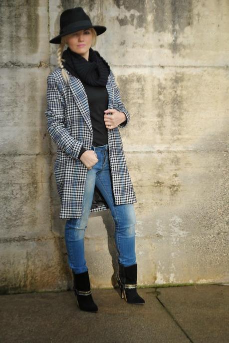 outfit cappotto oversize cappello borsalino nero scalda collo di lana abbinamenti cappotto oversize come abbinare il cappotto oversize abbinamenti cappotto oversize how to wear oversize coat how to wear black hat cappello nero outifit cappello abbinamenti cappello stivali buffalo bracciale cuore amore luca barra acconciatura treccia laterale fotocamera kodak vintage jeans sebito fashion blogger italiane fashion blog italiani blog di moda mariafelicia magno fashion blogger colorblock by felym fashion blogger bionde ragazze bionde girls blonde girls fashion bloggers italy outfit dicembre 2014 outfit invernali outfit cappotto december outfits outfit jeans e tacchi abbinamenti tacchi e jeans jeans and heels oversize coat 