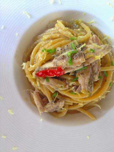 spaghetti alici colatura di alici limone prezzemolo rivista gustosano rubrica pesce fuori dall'acqua alessandra ruggeri