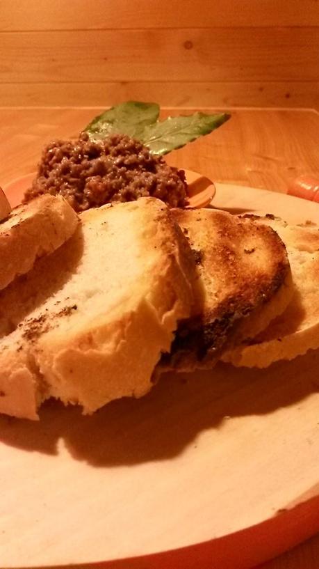 CROSTINI CON PATE' DI DURELLI DI POLLO