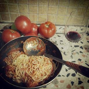Instagram photo by annagiuliabi - Be #Italian. #pasta #italy #food #cooking #meatball #spaghetti #wine #pummarola