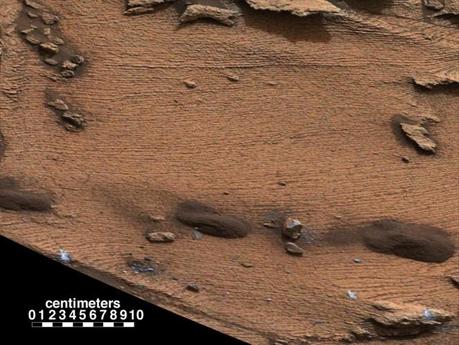 Nell'immagine si vede uno strato sottile di un particolare tipo di roccia stratificato (che può trovarsi alla base dei laghi) trovato a 