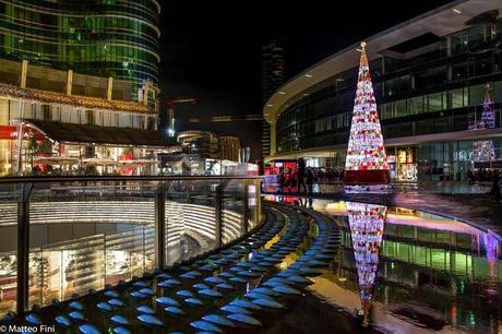 Le luminarie di Natale a Milano. Non siamo di certo al top europeo, ma siamo dentro la decenza. Perché da noi fanno così schifo?