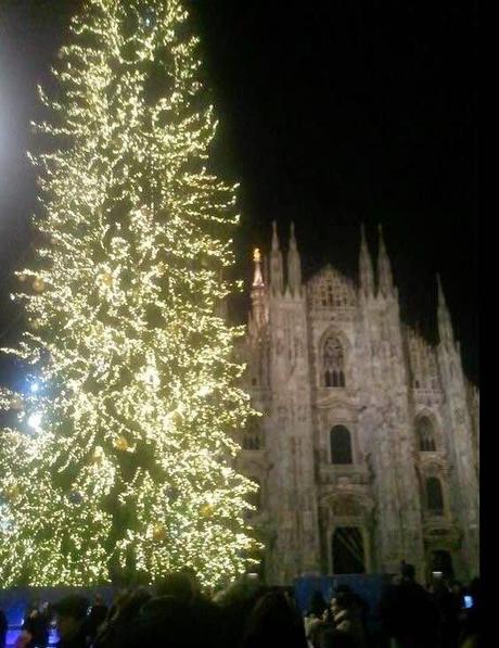 Le luminarie di Natale a Milano. Non siamo di certo al top europeo, ma siamo dentro la decenza. Perché da noi fanno così schifo?