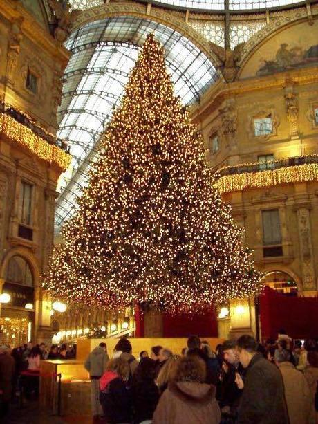 Le luminarie di Natale a Milano. Non siamo di certo al top europeo, ma siamo dentro la decenza. Perché da noi fanno così schifo?
