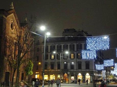 Le luminarie di Natale a Milano. Non siamo di certo al top europeo, ma siamo dentro la decenza. Perché da noi fanno così schifo?