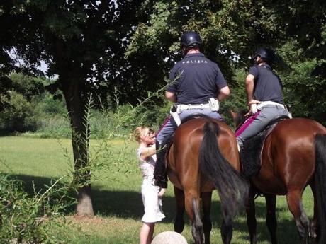 Polizia a cavallo.