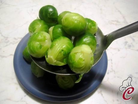 Caramelle di cavolini in pasta fillo con germogli e pistacchi: dall'orto al palato con un soffio di magia