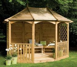 Gazebo costruito in legno.