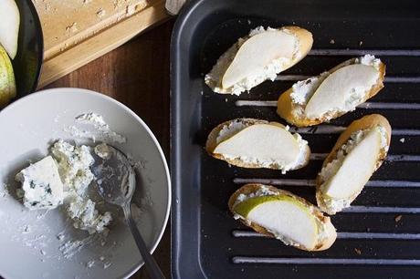 Crostini di gorgonzola, mascarpone e pere