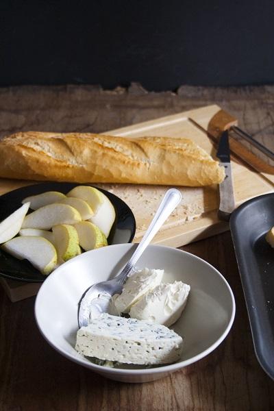 Crostini di gorgonzola, mascarpone e pere